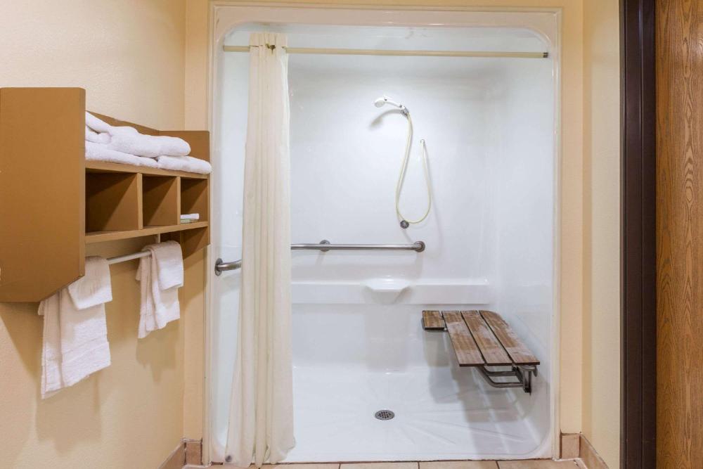 1 Queen Bed, Mobility Accessible Room, Roll-in Shower, Non-Smoking interior